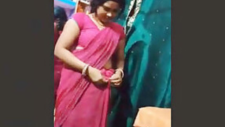 Desi Bhabhi pulls seu Saree and showing a buceta