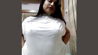 Super Hot Look Desi Girl Showing Her Naked Body New Video Leak