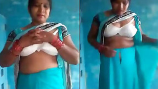 desi bhabhi open her saree ready to fuck