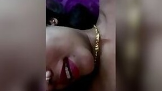 Experienced Desi bhabhi poses completely nude for her amateur video