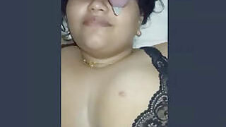 Sexy fatty Bhabhi gives a blowjob and fucks