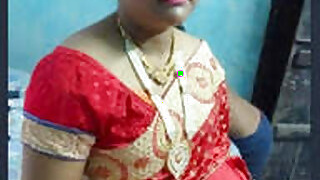 Desi girl shows her ass