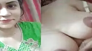 Pakistani girl with milk boobs seduces nude selfies