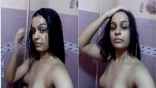 Hot Indian Girl Desi Records Her Selfies While Bathing