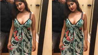 Sexy wife NRI Panjabi Shows Her Boobs